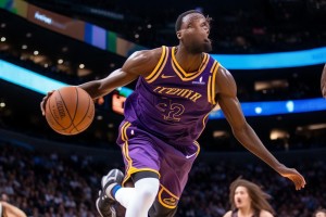 [NBA]快如闪电！杰威反击一条龙上篮得手